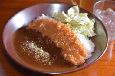 Masadaki balık tabağını kapat.