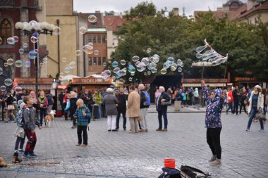 Çek Cumhuriyeti 'ndeki Old Town Meydanı' nda insanlar yürüyor