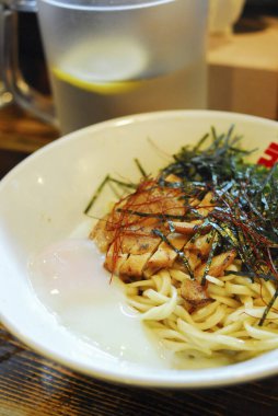 Masanın üstündeki yemeği kapat. 