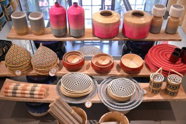 boş kaseler ve plakalar