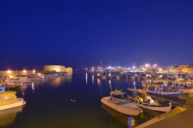Yunanistan 'da alacakaranlıkta Venedik kalesi Heraklion.
