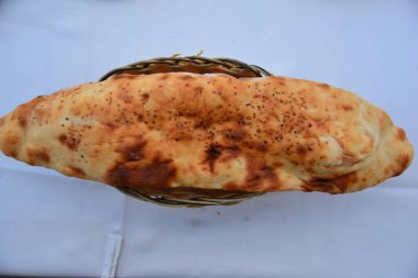 Taze ekmeği kapatın. Masayı.