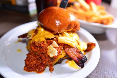 Lezzetli hamburgerleri yakın.