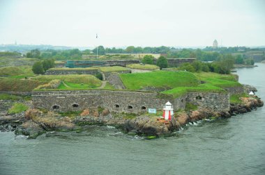 Deniz feneri olan eski bir kale