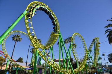 Kaliforniya 'da dönme dolabı olan bir lunapark.