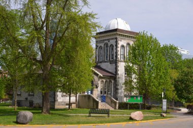 Gündüz kilisenin cephe manzarası 