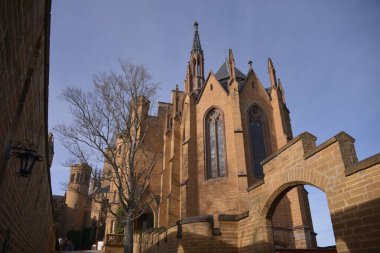 Gündüz kilisenin cephe manzarası 