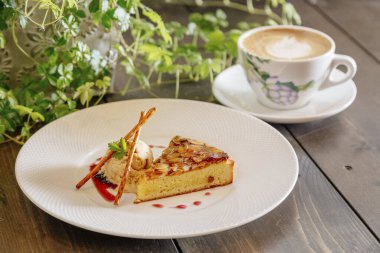 Pastayı tabağa koy. 