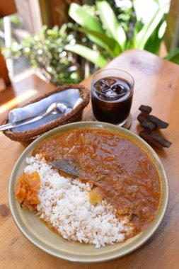 Masanın üstündeki yemeği kapat. 