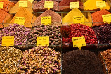 Markette konteynırlarda çay ve baharatlar