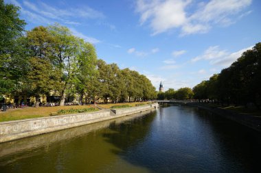 Gündüz vakti nehir manzarası