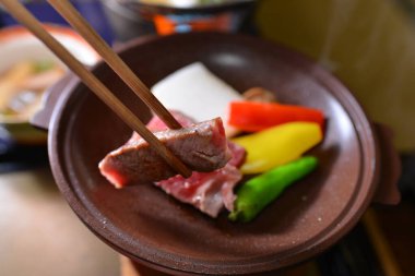 Masadaki et tabağını kapat.