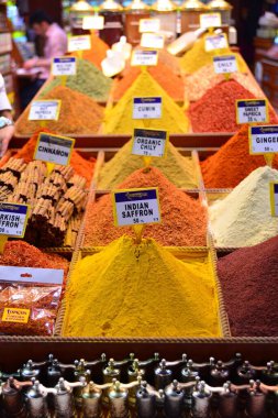Marketteki konteynırlarda baharatlar