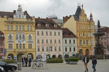 Çek Cumhuriyeti 'nde meydanda yürüyen insanlar