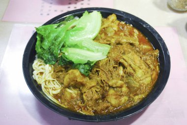 Masanın üstündeki yemeği kapat. 