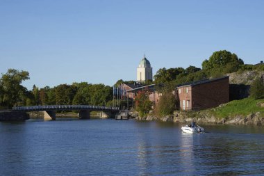 Nehir ve yeşil park manzarası