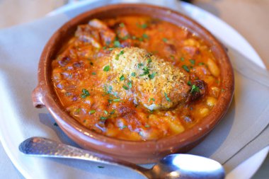 Masanın üstündeki yemeği kapat. 