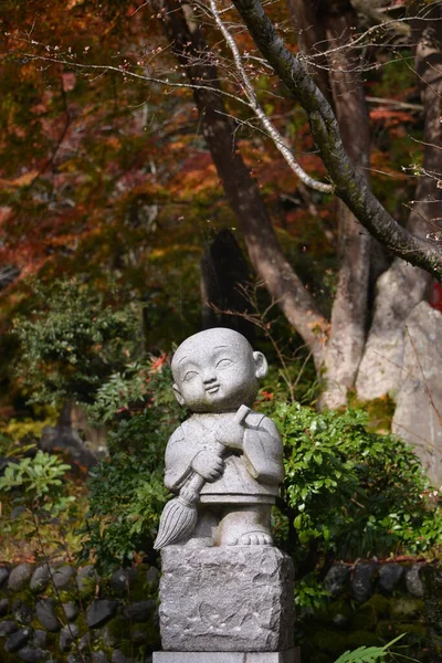 Небольшая Каменная Статуя Саду — стоковое фото