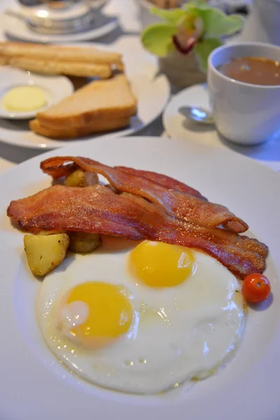 Närbild Bacon Med Ägg Bordet — Stockfoto