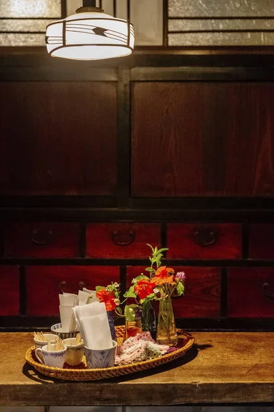 Vacsoraasztal Virágokkal Tálakkal — Stock Fotó