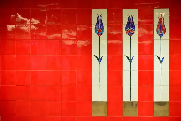 Azulejos Flores Con Pared Roja — Foto de Stock