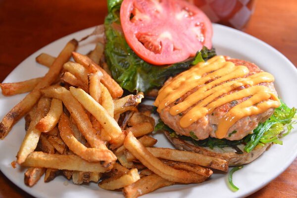 закрыть мясное блюдо на столе
