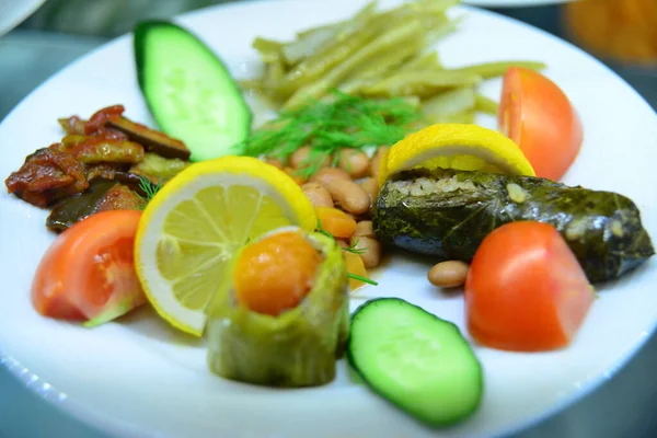 Nahaufnahme Von Frischem Salat Auf Dem Teller — Stockfoto