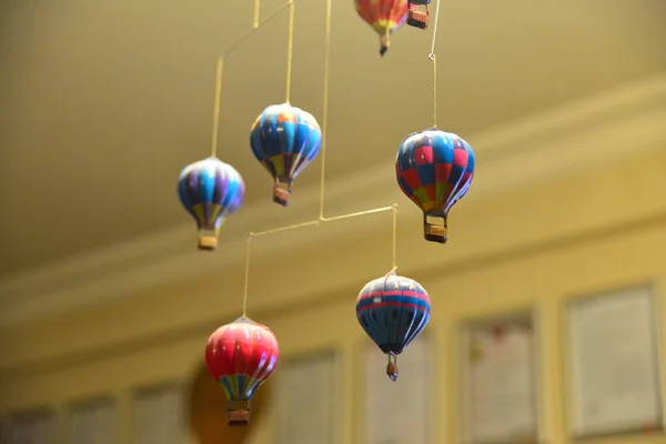 Різнокольорові Повітряні Кульки Висять Стіни — стокове фото