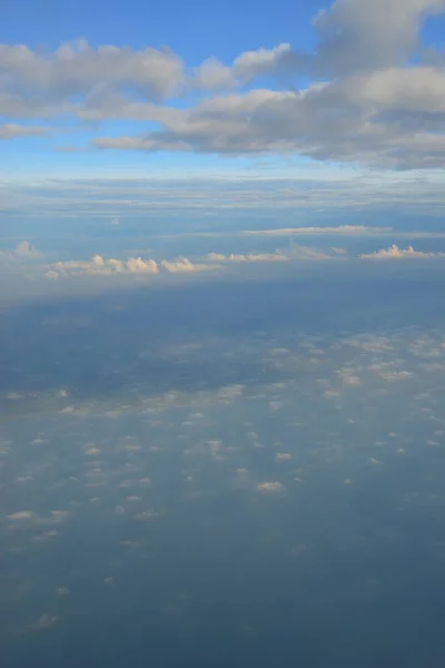 Uçak Beyaz Bulutlar Manzaralı Mavi Gökyüzü — Stok fotoğraf