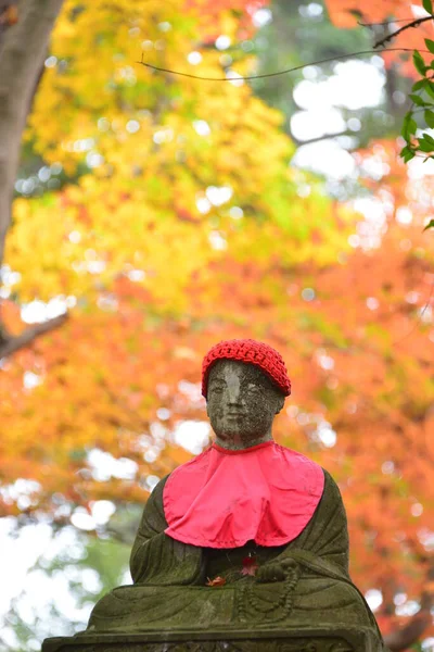 Каменная Статуя Украшением Осеннем Парке — стоковое фото