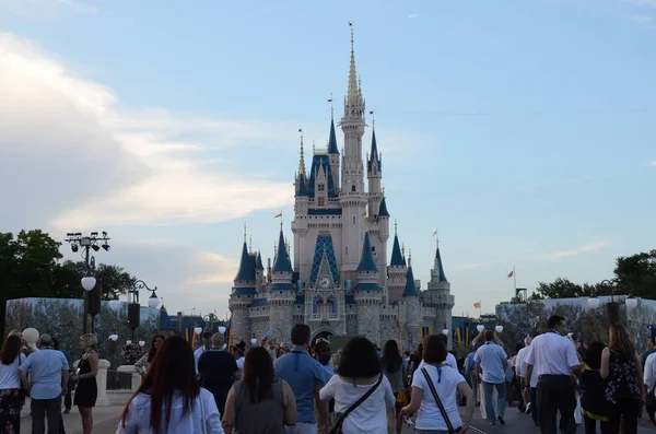 Emberek Séta Walt Disney Park Egyesült Államok — Stock Fotó