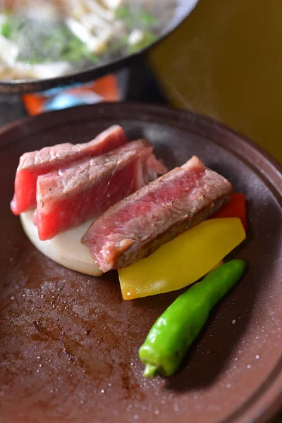 Primo Piano Carne Cotta Sul Piatto — Foto Stock