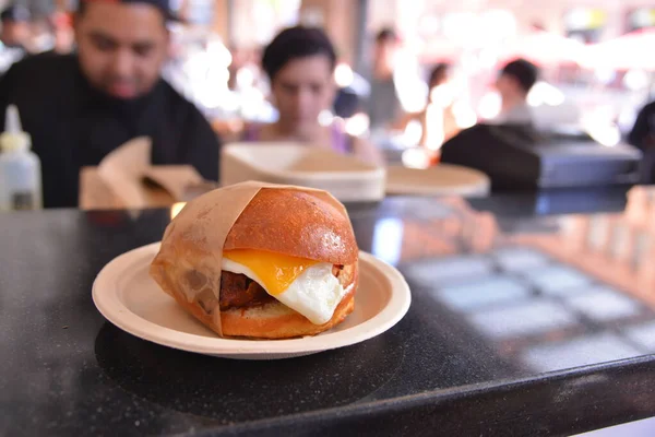 Nahaufnahme Von Leckeren Burgern — Stockfoto