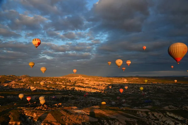 Varmluftsballonger Himlen Över Kappadokien Turkiet — Stockfoto