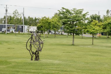 Yeşil parkta boğa metalik heykel