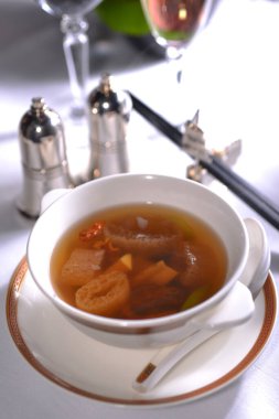 Masanın üstündeki yemeği kapat. 