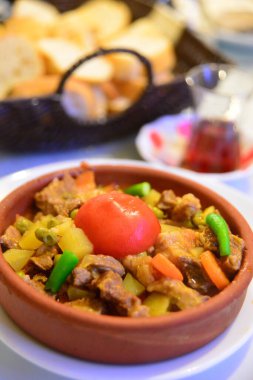 Masadaki et tabağını kapat.