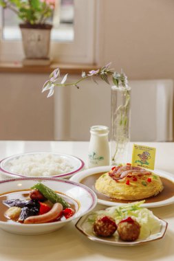 Masanın üstündeki yemeği kapat. 