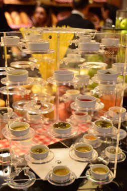 Masada çeşitli tatlı ve içecekler var.