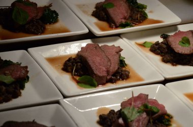 Tabağa sığır eti koy. 