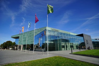 Helsinki hükümeti bayrak sallıyor