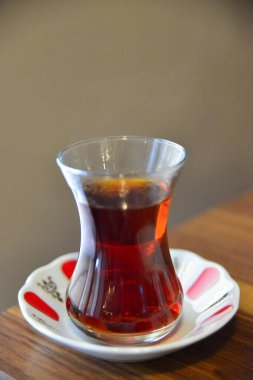 Masanın üzerine Türk çay bardak