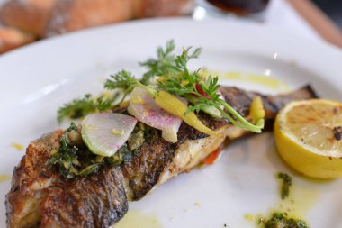 Masadaki foish tabağını kapat.