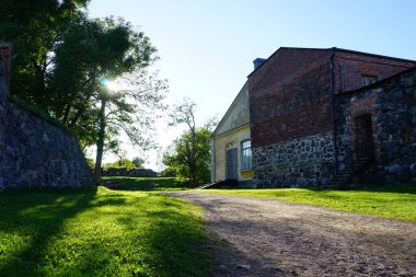 Eski evle gündüz vakti yeşil park