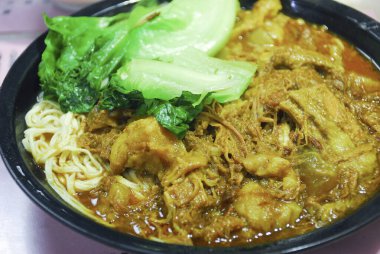 Masanın üstündeki yemeği kapat. 