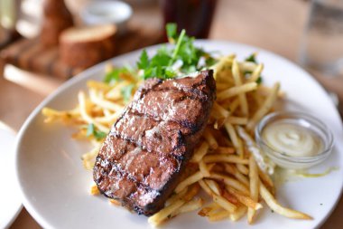 Tabağa sığır eti koy. 