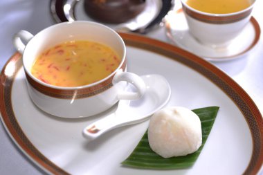 Masanın üstündeki yemeği kapat. 