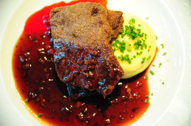 Tabağa sığır eti koy. 