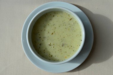 Masanın üstündeki yemeği kapat. 