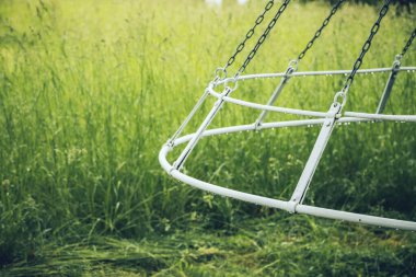 Yeşil çimenli metalik yapıyı kapat